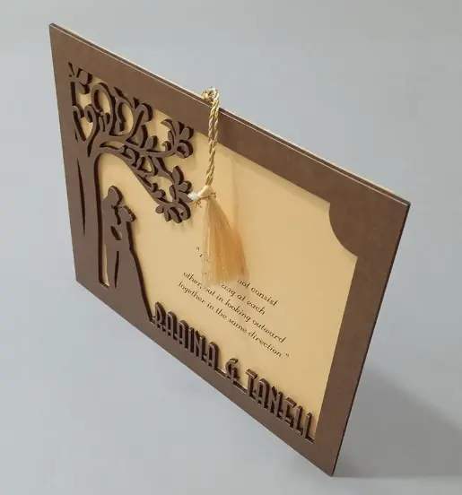 Favism3D: Grabado y corte láser en MDF para invitaciones de boda, packaging personalizado y regalos especiales. Tarjeta o invitación de boda grabada y cortada con láser en MDF, con diseño de pareja y texto personalizado.