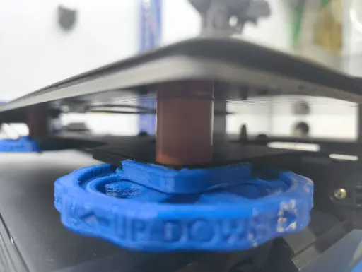 Tacones de silicona para cama caliente de impresoras 3D Tacones de silicona instalados en la cama caliente de una impresora 3D para mejorar la estabilidad y nivelación