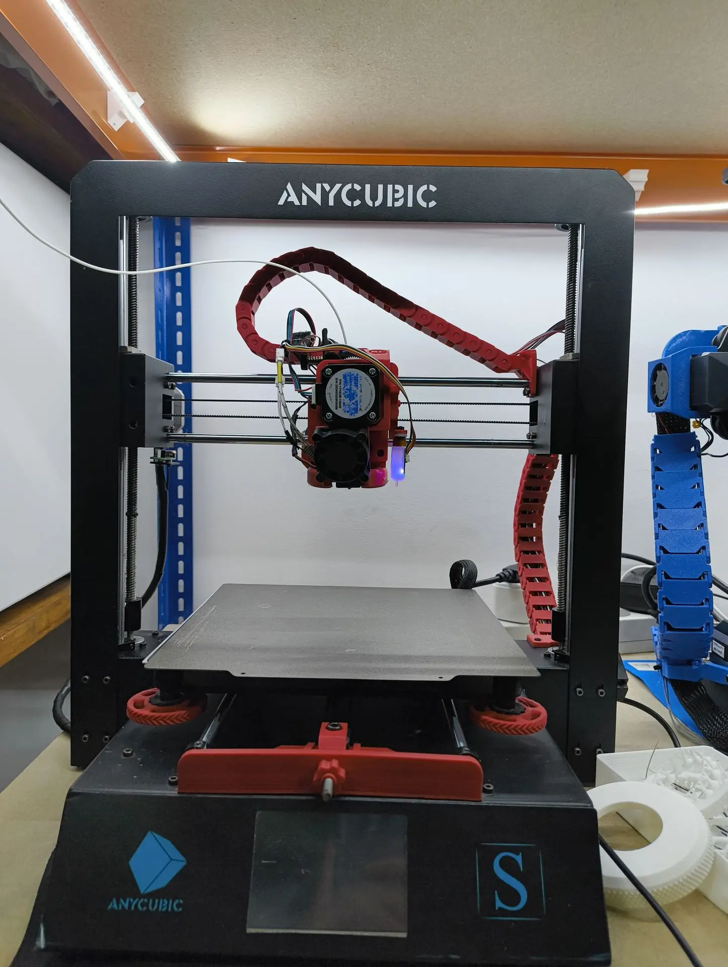 Anycubic i3 Mega S mejorada Impresora 3D Anycubic i3 Mega S con extrusor directo y mejoras impresas en color rojo