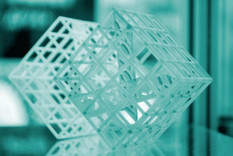 Favism3D: Ejemplo de calidad y detalle en impresión 3D. ¡Personaliza tu proyecto! Cubo 3D impreso con estructura de celosía, demostrando la precisión y calidad en impresión 3D de resina o filamento