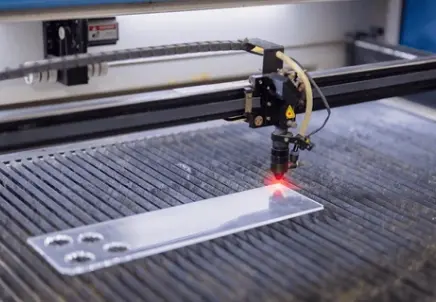 Favism3D: Corte y grabado láser de metacrilato para cajas a medida, displays y prototipos. Máquina de corte y grabado láser CO2 procesando metacrilato para crear cajas personalizadas con alta precisión.