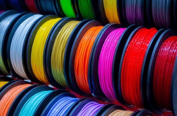 Favism3D: Amplia gama de filamentos para impresión 3D FDM. ¡Colores y materiales a tu elección! Variedad de bobinas de filamento FDM de colores vibrantes para impresión 3D de alta calidad.