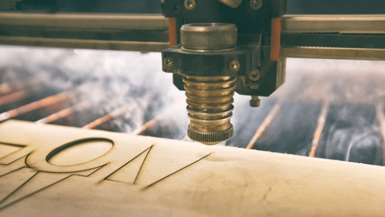 Favism3D: El proceso de grabado láser de madera, calidad y personalización en cada pieza. Máquina de grabado láser en acción sobre madera, creando diseños personalizados con alta precisión y detalle.